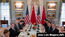 El secretario de Estado, Antony Blinken, y el ministro de Relaciones Exteriores de China, Wang Yi, celebran una reunión bilateral en el Departamento de Estado en Washington, el viernes 27 de octubre de 2023. (AP Photo/Jose Luis Magana).