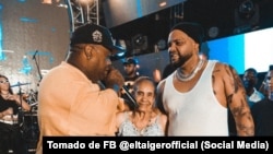 El reguetonero cubano José Manuel Carvajal Zaldívar  "El Taiger" junto a su abuela y su primo Jorge Jr. en un concierto en Cuba.