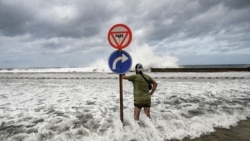 (Photo by YAMIL LAGE / AFP) INUNDACION EL MALECON POR MILTON