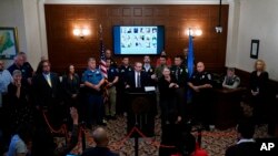 El comisionado de Seguridad Pública de Maine, Mike Sauschuck, habla durante una conferencia de prensa en Lewiston, Maine, el sábado 28 de octubre de 2023. (Foto AP/Matt Rourke)